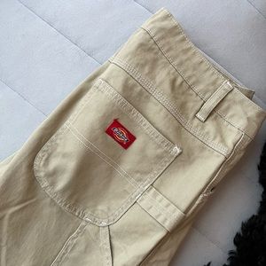 PALE GREEN DICKIES CARPENTER PANTS!
Size 9/29
